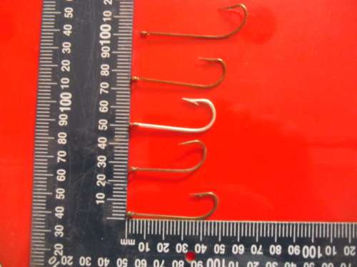 APPROXIMATELY 600 FISHING HOOKS (NEVER BEEN USED).